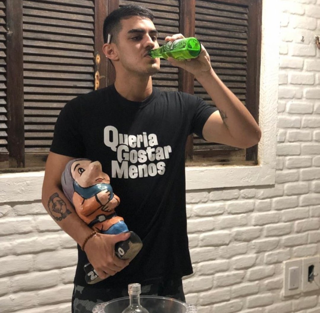 imhakes's tweet photo. a um ano atrás eu tava assim em cotovelo rodeado de amigos e pessoas massa num dia que foi do caralho. hoje tá todo mundo preso em casa no meio de uma pandemia... a vida é mt doida pra gente n meter o loko qnd tem a chance #sosaudades #queriagostarmenos https://t.co/I69lzqCCiS
