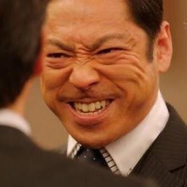 harekunoku's tweet photo. 利用者に暴言を吐かれた後も、プロ根性で笑顔を作る介護士の大和田常務。 https://t.co/j59Xsyq5Ie