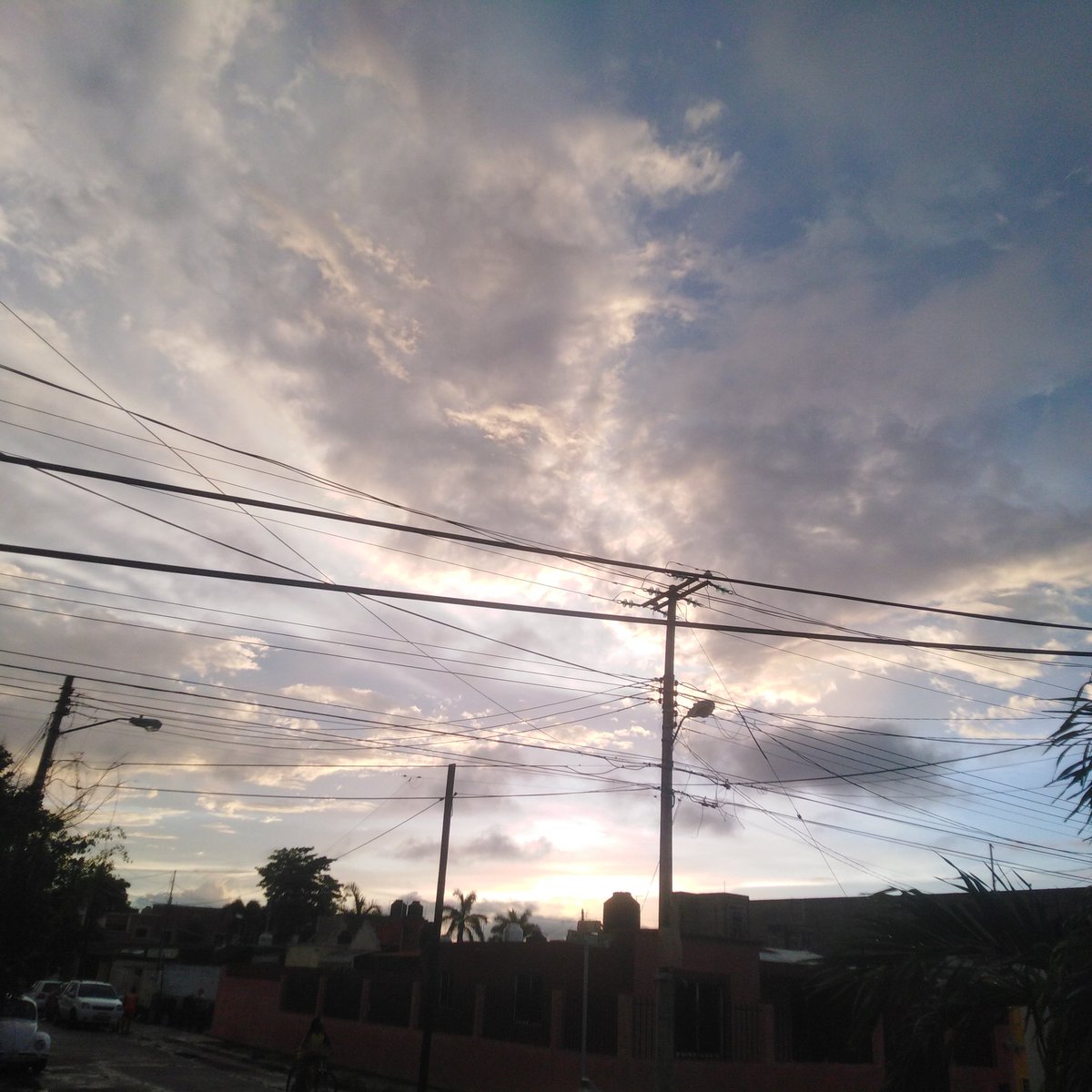 aucleon's tweet photo. Hermoso atardecer #FelizDomingo https://t.co/5Cc1wIpqFt