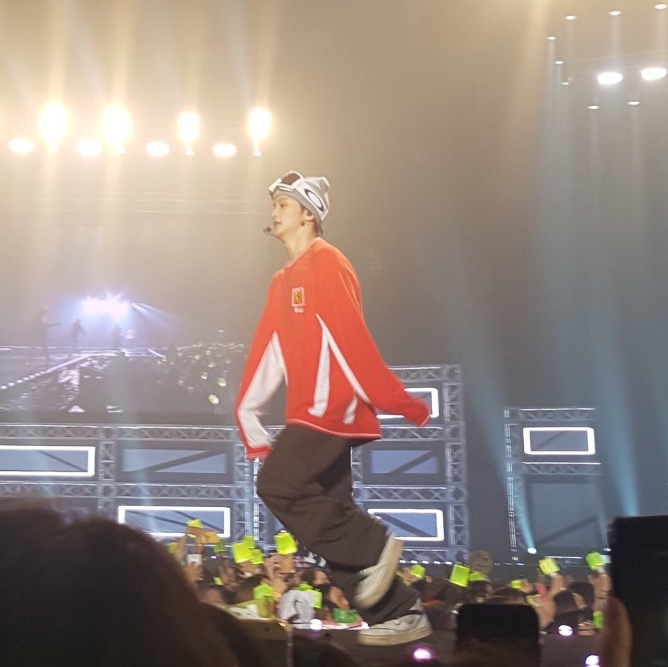 mark lee being ᵗⁱⁿʸ but he gets tinier as u keep scrolling; a long ass thread