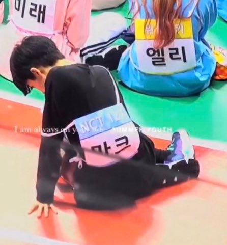 mark lee being ᵗⁱⁿʸ but he gets tinier as u keep scrolling; a long ass thread