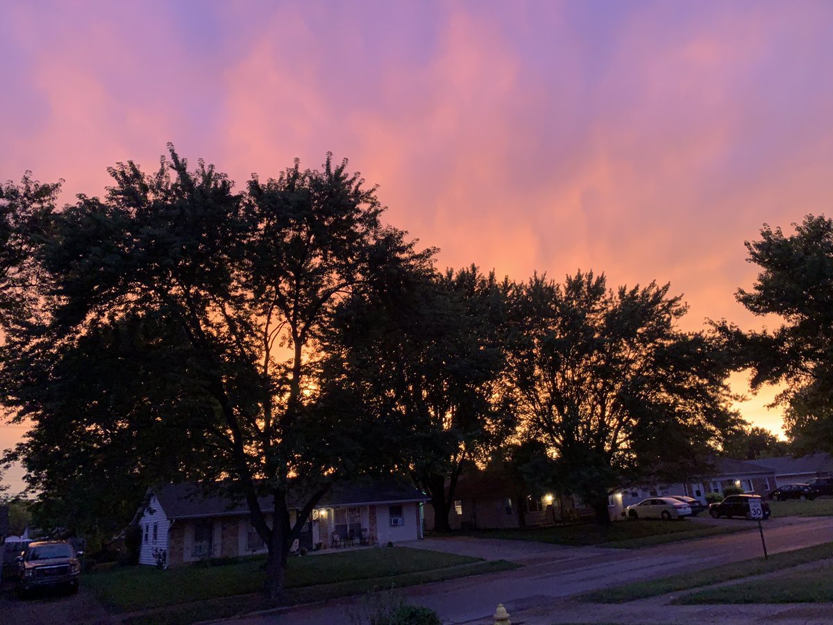 stormmoss's tweet photo. SUNSET ALERT #MOSSCAST #inwx #indy @NWSIndianapolis @AlaStormTracker https://t.co/syz3DgM148