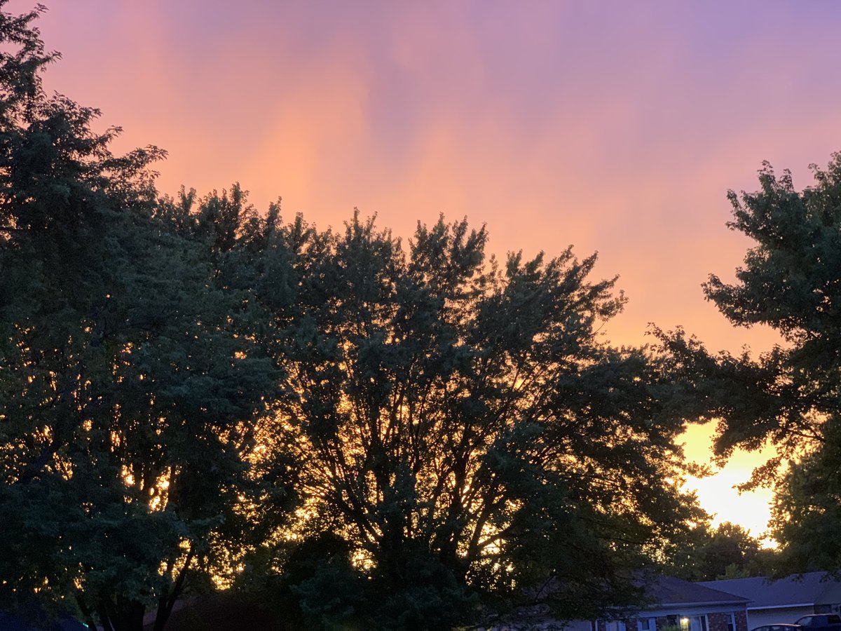 stormmoss's tweet photo. SUNSET ALERT #MOSSCAST #inwx #indy @NWSIndianapolis @AlaStormTracker https://t.co/syz3DgM148