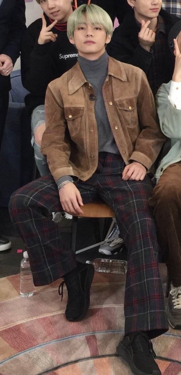 bangtanxjulia's tweet photo. Kim Taehyung outfits as Vicent Van Gogh art; a thread 

#MTVHottest BTS @BTS_twt https://t.co/bHuJ1sSCHI