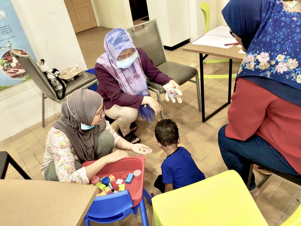 ytlfoundation's tweet photo. We were at Ruang KITA with @toylibrariesmalaysia to do a developmental assessment programme with 7 child below 3 years old. We are scheduled to run this programme twice a month starting next month.

#BuildingTheRightThing
#PPRSriPerak https://t.co/XPj5pLnniV
