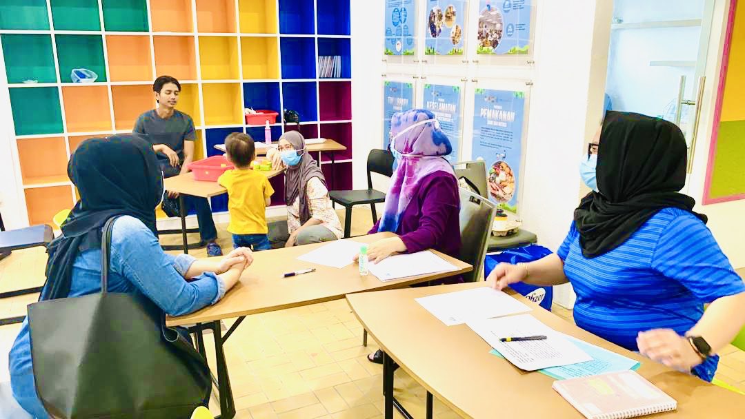 ytlfoundation's tweet photo. We were at Ruang KITA with @toylibrariesmalaysia to do a developmental assessment programme with 7 child below 3 years old. We are scheduled to run this programme twice a month starting next month.

#BuildingTheRightThing
#PPRSriPerak https://t.co/XPj5pLnniV