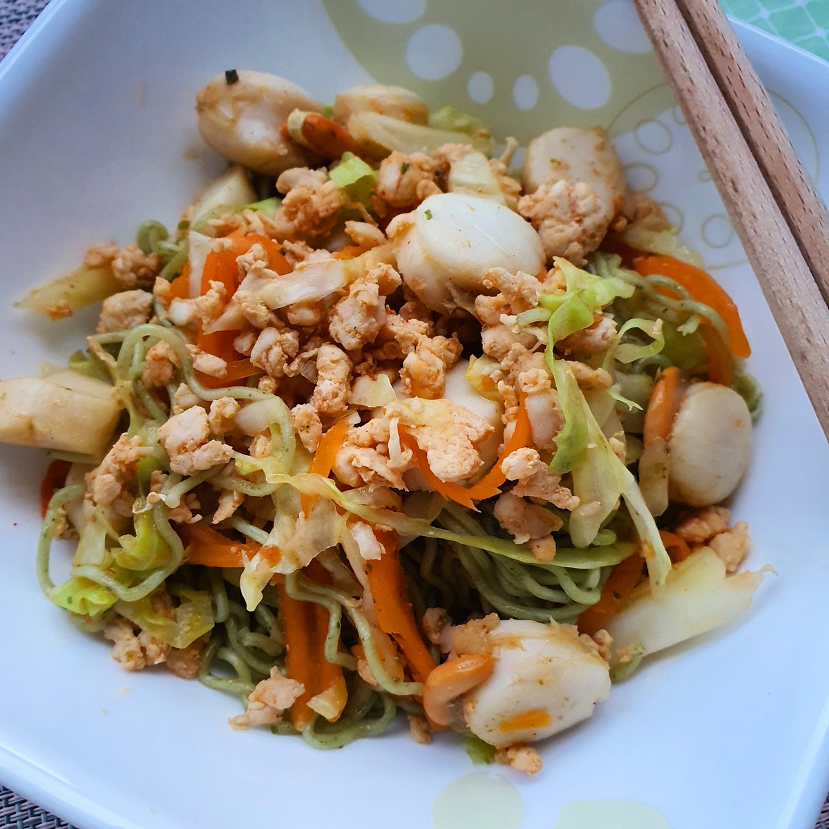 thidakarn's tweet photo. บะหมี่ผักผัดกับแครอท,กะหล่ำปลี เติมโปรตีนดีจากหอยเชลล์,ไก่สับ #เมื่อหมอติดcook https://t.co/2uOIpIFtKo