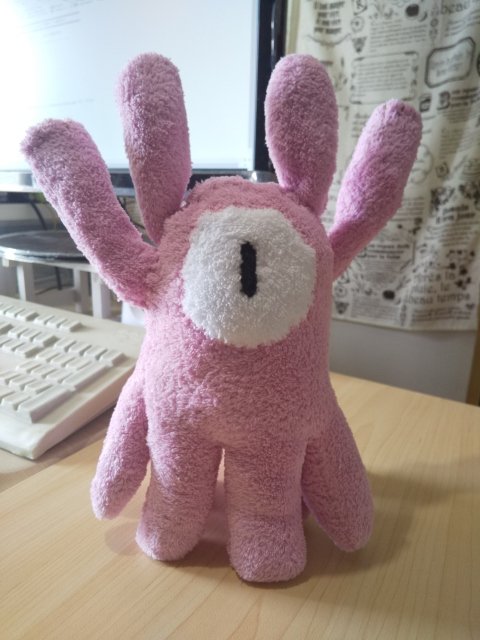 み ぽ ん やったったー マグちゃんのぬいぐるみ 改良verできたよー 耳と腕にワイヤー入ってるからポージング自由自在 足先も小さい玉が入ってるので自立も可能 供物を捧げてみましたｗ 破壊神マグちゃん