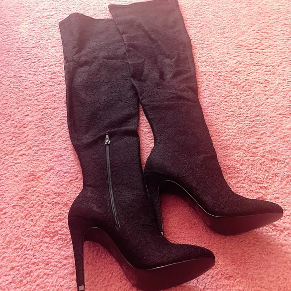 Sillyg70's tweet photo. So good I had to share! Check out all the items I'm loving on @Poshmarkapp from @kerri2699 #poshmark #fashion #style #shopmycloset #guess #callitspring #petitcheval: https://t.co/A3DLVIU3F3 https://t.co/1Z9P4Wz74E