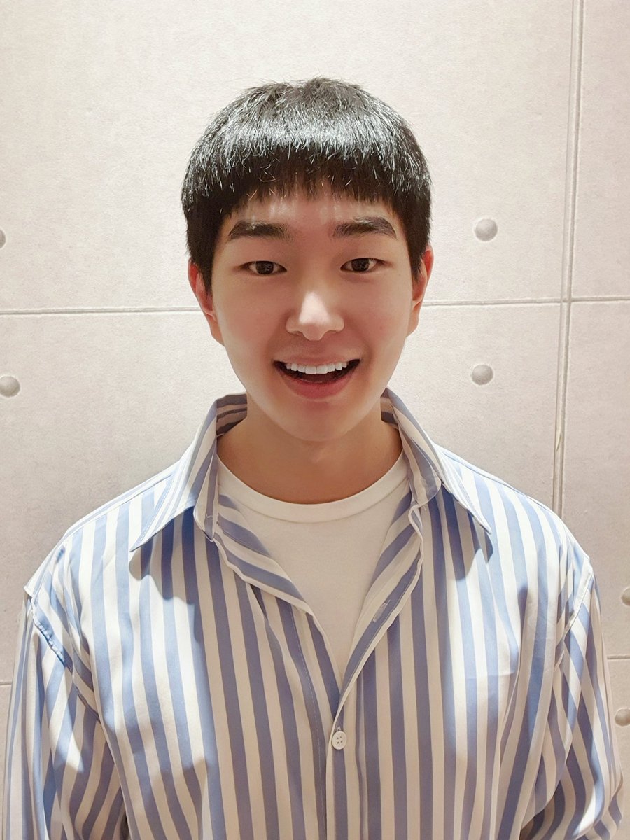 MinhosApples's tweet photo. Recuerdo el día en que Jinki partió, no me sentía lista para empezar a verlos partir uno a uno. Estaba angustiada, preocupada. El solo pensar en los meses que faltaban se me hacía eterno, tan lejano. Y al fin está aquí, de vuelta a salvo. 
Te amo.❤
#OnewIsBsck #JinkiIsBack https://t.co/P9KruEBwPg