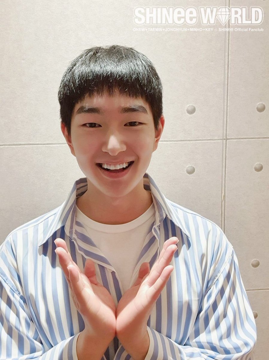 MinhosApples's tweet photo. Recuerdo el día en que Jinki partió, no me sentía lista para empezar a verlos partir uno a uno. Estaba angustiada, preocupada. El solo pensar en los meses que faltaban se me hacía eterno, tan lejano. Y al fin está aquí, de vuelta a salvo. 
Te amo.❤
#OnewIsBsck #JinkiIsBack https://t.co/P9KruEBwPg