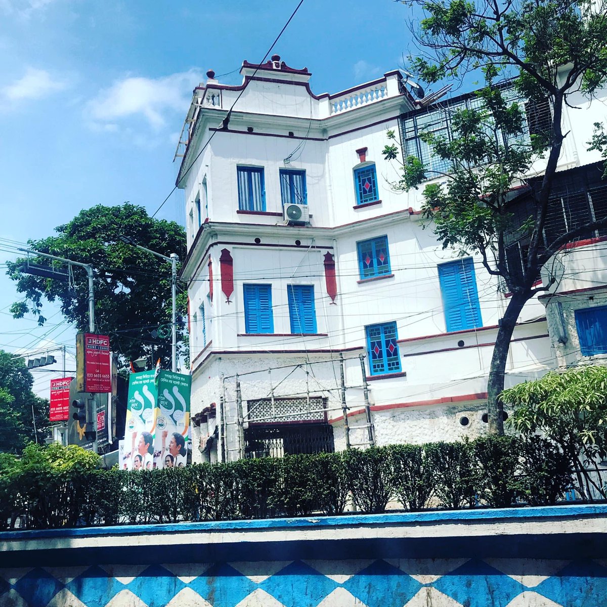 taruche's tweet photo. I wonder how this house with the blue windows, looks from inside...any guesses about which city it is in? #bluewindows #homes #india https://t.co/Gnf73ATOVV