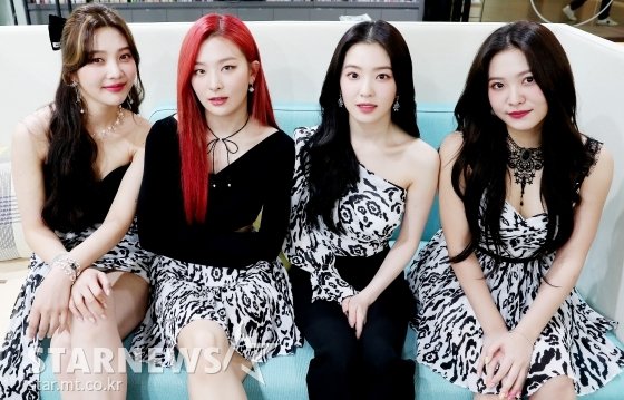RedVelcroBr's tweet photo. Em uma entrevista exclusiva ao Star News, Seulgi compartilhou que Wendy está aproveitando ao máximo seus dias com exercícios de reabilitação e treino de vocal. Irene também disse que elas voltarão como um grupo completo após as atividades da unit.

MDS MDS MDS MDS MDS SOCORRO https://t.co/unrSksWbLp