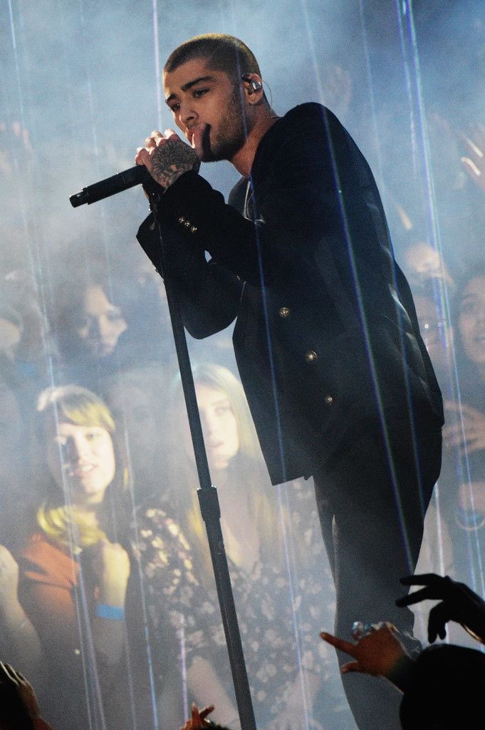 gldnxnh's tweet photo. Sea como sea, Zayn va a conseguir views. No lo quieren promocionar? Lo hacemos nosotras. Zayn se ha ganado el cariño de muchas personas y no por escándalos, no por malas conductas. Por talento puro. Si no saben valorar a un artista como él, les está fallando el cerebro #FREEZAYN https://t.co/zYOyyK3sOg
