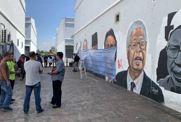 501Awani's tweet image. Mural papar potret pemimpin negara diconteng perkataan kesat
#AWANInews #AWANI745
astroawani.com/berita-malaysi…