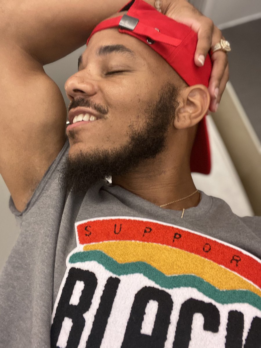 TheRealCzezre's tweet photo. #policeofficerbae #SundayFunday #yourfavoritecop #bae #lgbtq #lgbtqtwitter #blacktwitter #prettyboy #coptop #hbcu #hbcuvibes #supportblackcolleges #entanglement #ownyourhamdsome https://t.co/ApxuJJNdsN