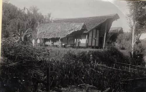 TuakToraja's tweet photo. Patane di Penanian, Nanggala, Kabupaten Toraja Utara dipotret swkitar tahun 1921
©️Prins, D.C. (Vervaardiging) https://t.co/6euo2Aakjz