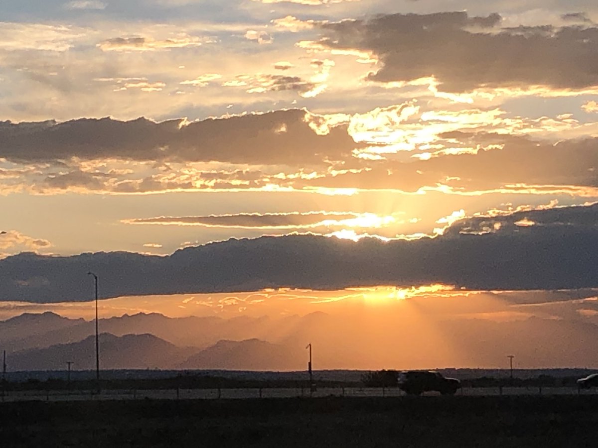Keagan_News's tweet photo. A beautiful night to ride the @RideRTD train to the plane. #cosunset https://t.co/g6ptM0DBlx