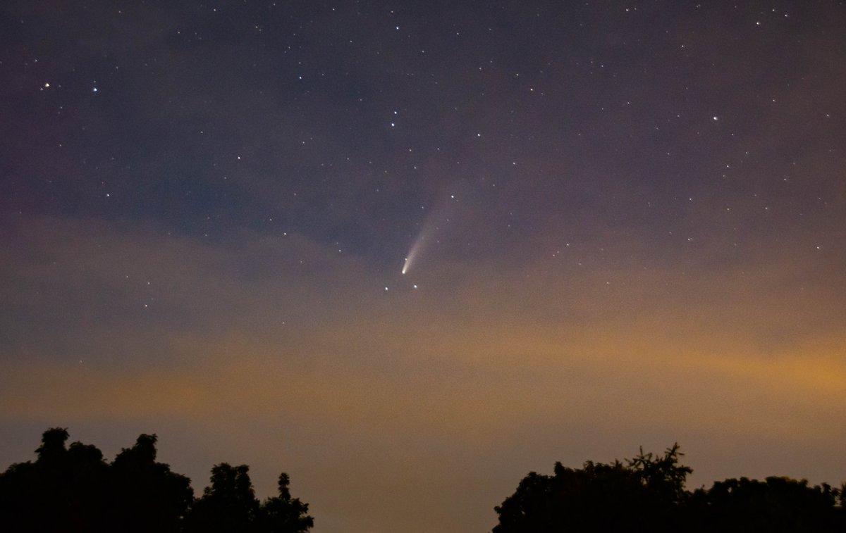 EthanQuin's tweet photo. C/2020 F3 (NEOWISE) as seen from Trexler Nature Preserve in Pennsylvania on Saturday. Nikon Z50 + 200-500mm + 2x Teleconverter #NeowiseComet #neowisec2020F3 #Nikon https://t.co/MMOroVJrod