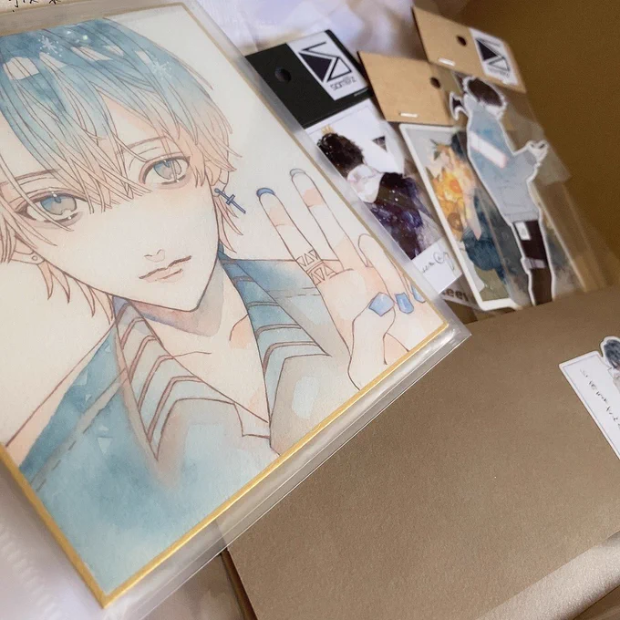 大好きな推し推しの推し絵師様のそまさんの原画くんが届きました..!!この原画の男の子どストライクにも程があってめちゃくちゃ欲しかったので凄く嬉しい!そまさんコーナーがまた潤った???
開封したら幸せがたくさん詰まっていていつも素敵な作品本当にありがとう、、永遠の推し。 