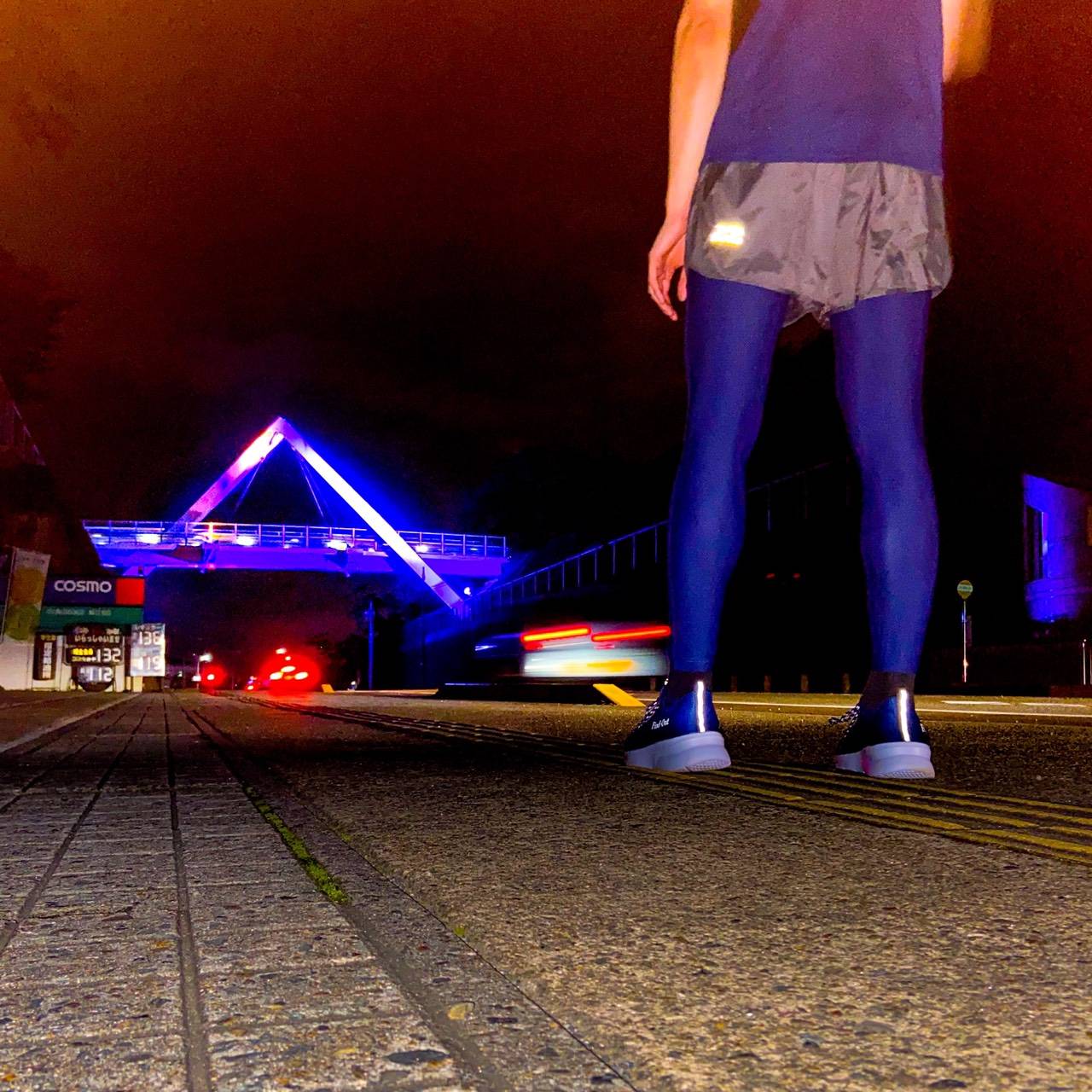 ワークマン公式 ランナーにオススメのmove Active Runningレギンス1500円 筋肉をサポートするコンプレッション仕様 タイツだけは恥ずかしい方に 超軽量の反射ロゴ付パンツ一体型 パンツは大きなスリット入りで動きを邪魔しない