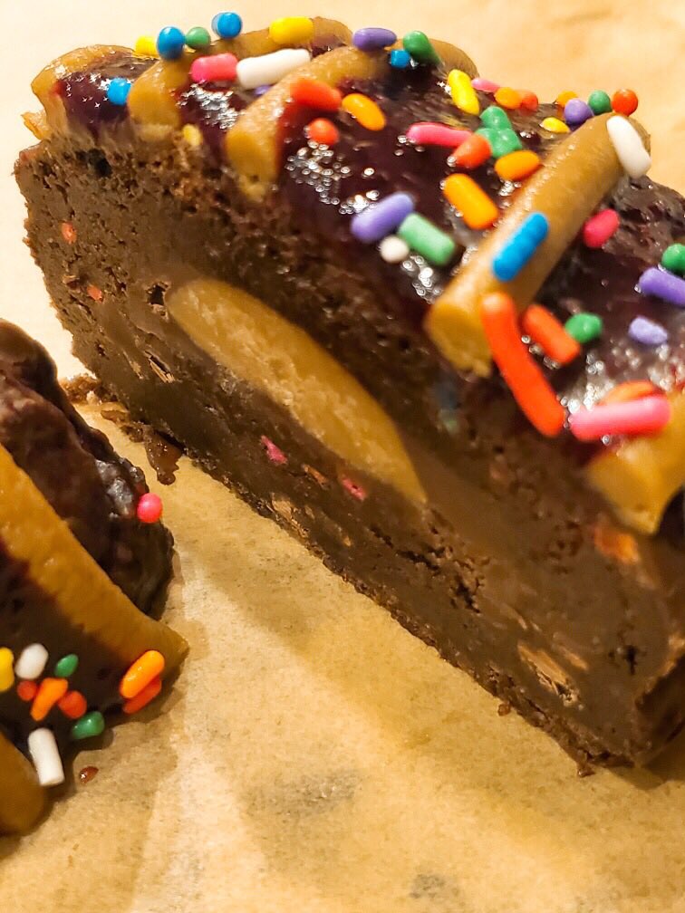 FunshineBakery's tweet photo. 🗣 Mashup Alert 🗣 Say hi to an I ❤️ Chocolate Don’t Jelly Cookie with a Butter Cup center 🥺😳🤯 #SoyFree #chocolatecookies #buttercups #jellycookies #glutenfreebaking #vegandessert #dairyfree #nutfree #glutenfreefood #plantbased #azvegan #glutenfreeaz #allergyfriendly https://t.co/2xE7YBKxcv