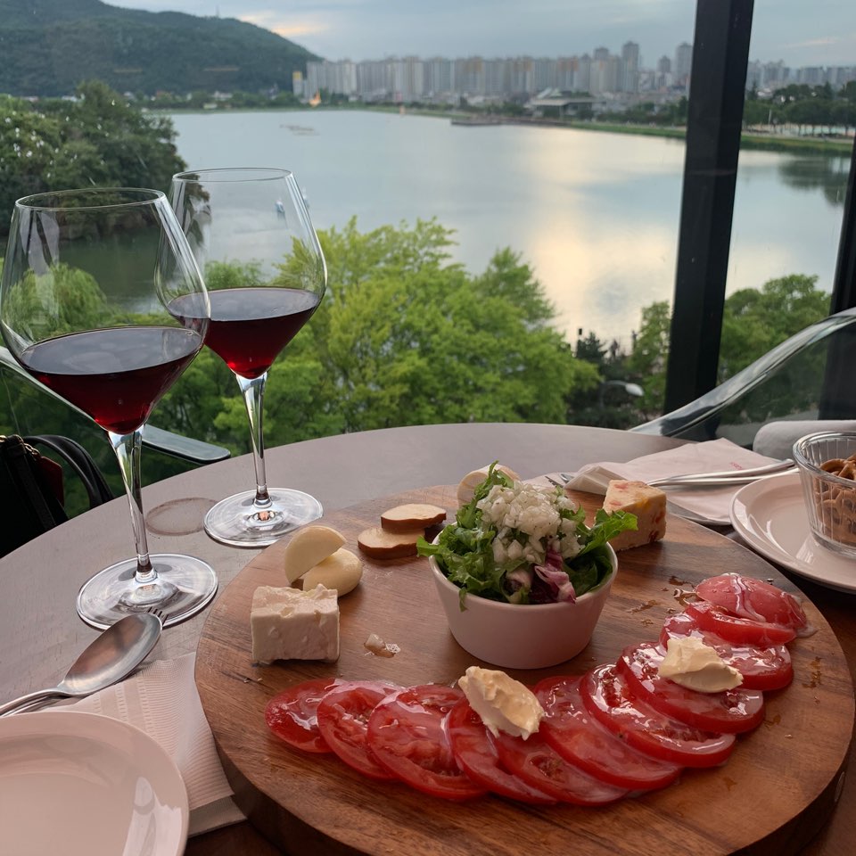 ug9hq5h4LS3KbXQ's tweet photo. 수성못 와글라스🍷
#대구 #수성못 #와글라스 #술집 #맛집 #사진 #감성 #self_intro #섹트 https://t.co/7IQSiiyc7w
