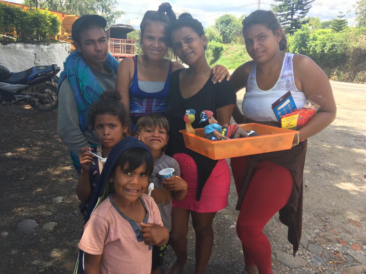 altereddie's tweet photo. Migrantes venezolanos. Carreteras de Santander, Colombia. https://t.co/RHWVcR9Sg0