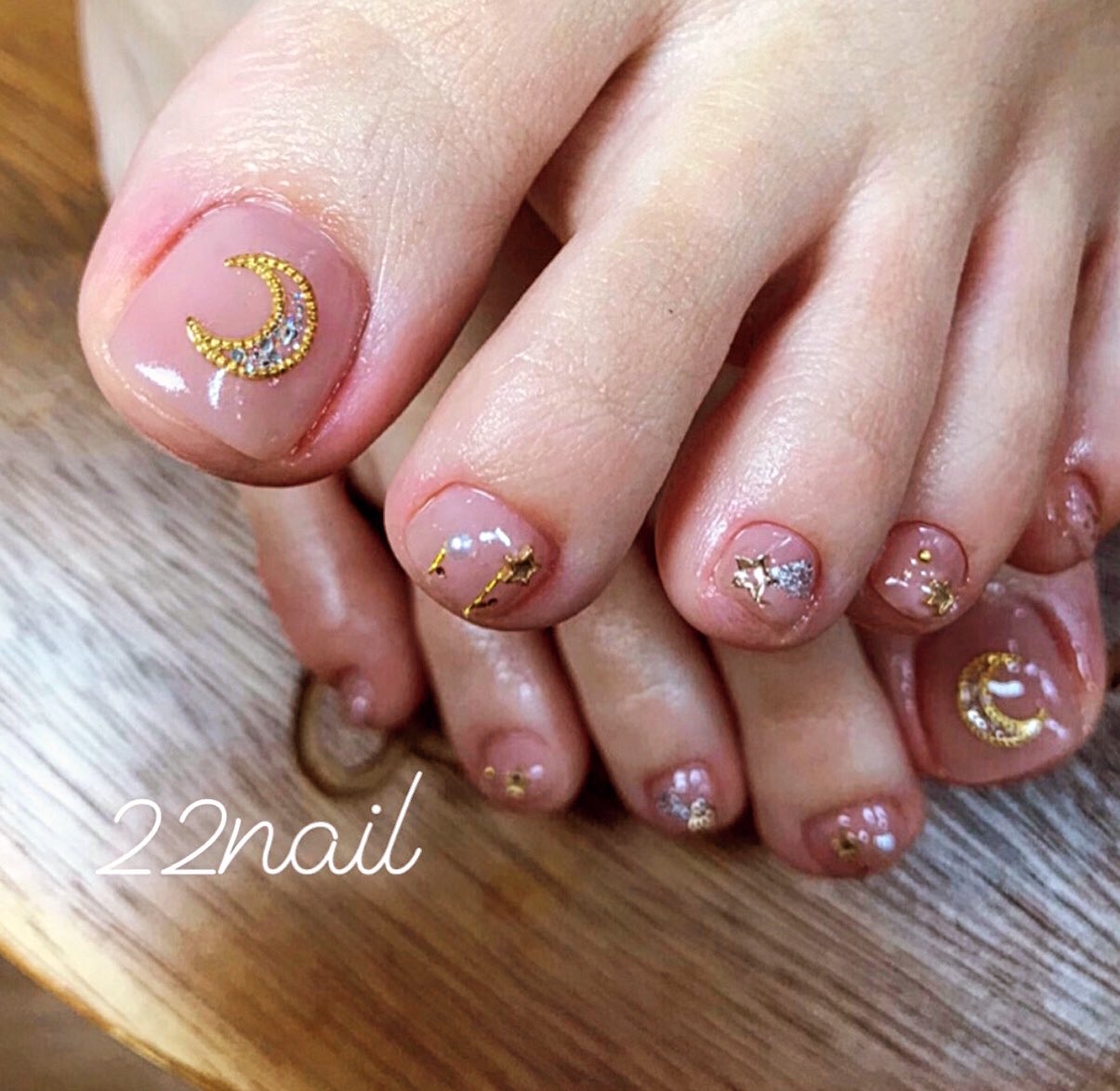 Twitter 上的 22nail フットネイル 肌馴染みの良いカラーのフットもとっても可愛い 指が長くなったように見えるとおっしゃってました 月と星のパーツでセーラームーンネイル T Co Culxprgw7g Twitter
