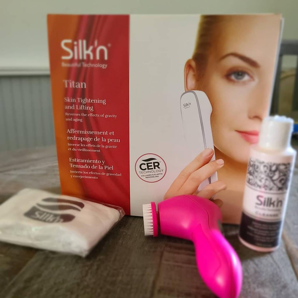 Reviewin_Life's tweet photo. I LOVING @SilknSolution Titan!  This device is amazing for your face and helps with wrinkles, fine lines, lifting and  tightening of your skin.  The three different technologies (bi-polar RF + red light LED light + IR heat) work to restore your face!
@tryazon #tryazontitan https://t.co/PBD83UIANw