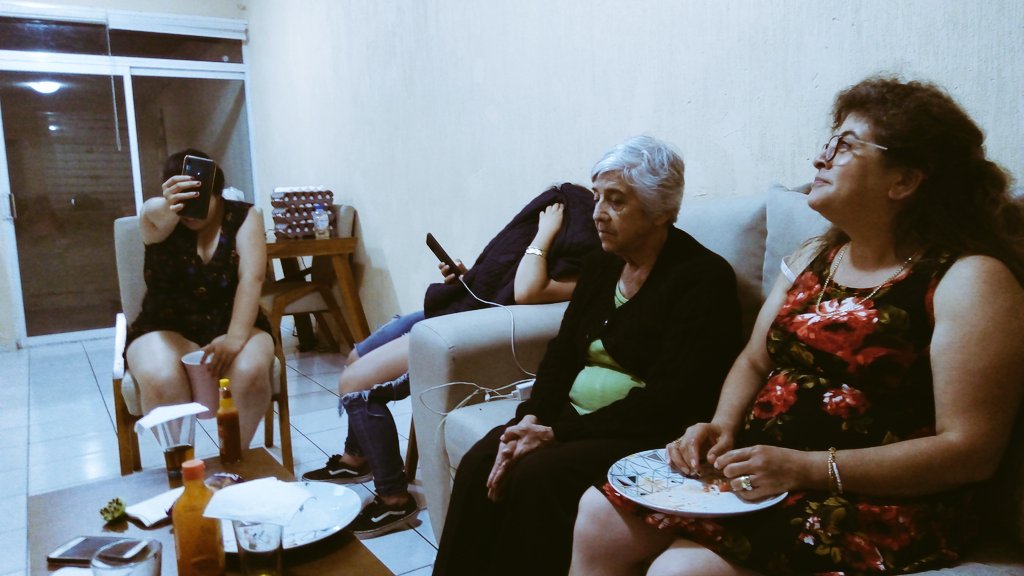 trackerdz's tweet photo. #MeTransformo tarde de películas en familia https://t.co/Nlpo4bOc0K
