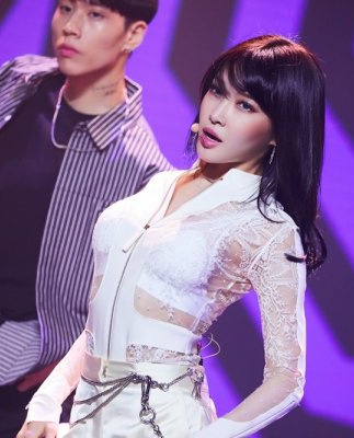 jihopevus's tweet photo. chungha looks the best in all white outfits https://t.co/j8PcjvAb66