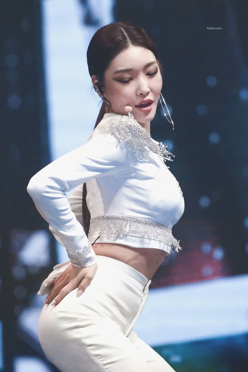 jihopevus's tweet photo. chungha looks the best in all white outfits https://t.co/j8PcjvAb66