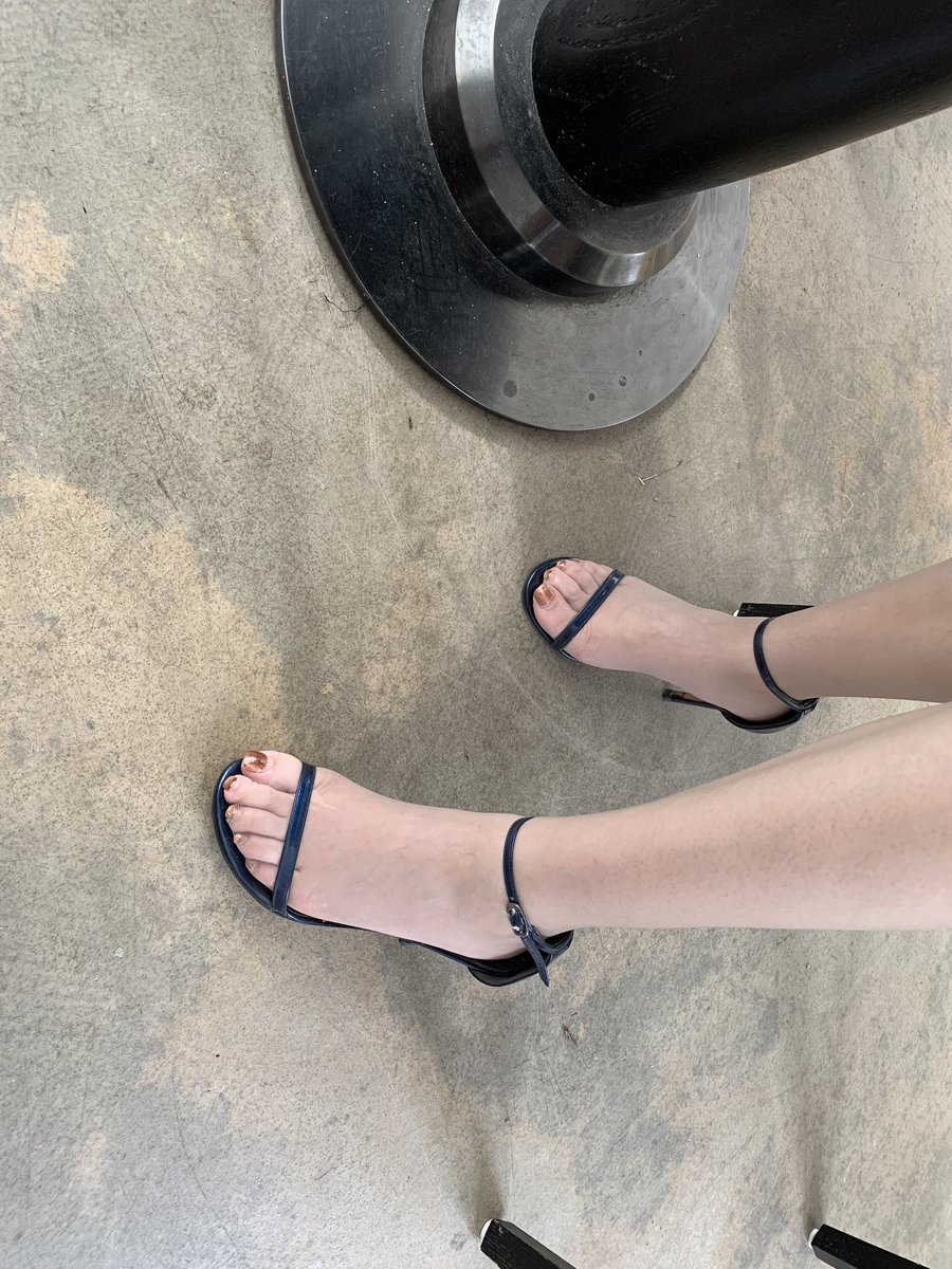 拍摄时丝袜的脚指头破了😂 https://t.co/G2kjDuHo91