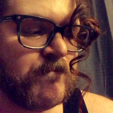 Awuhstin's tweet photo. It’s super hot. A.C. is out. My body is wreqt. BUT LOOK AT THIS CURL. I’m so pretty 🥺 https://t.co/LHJ3kK9A01