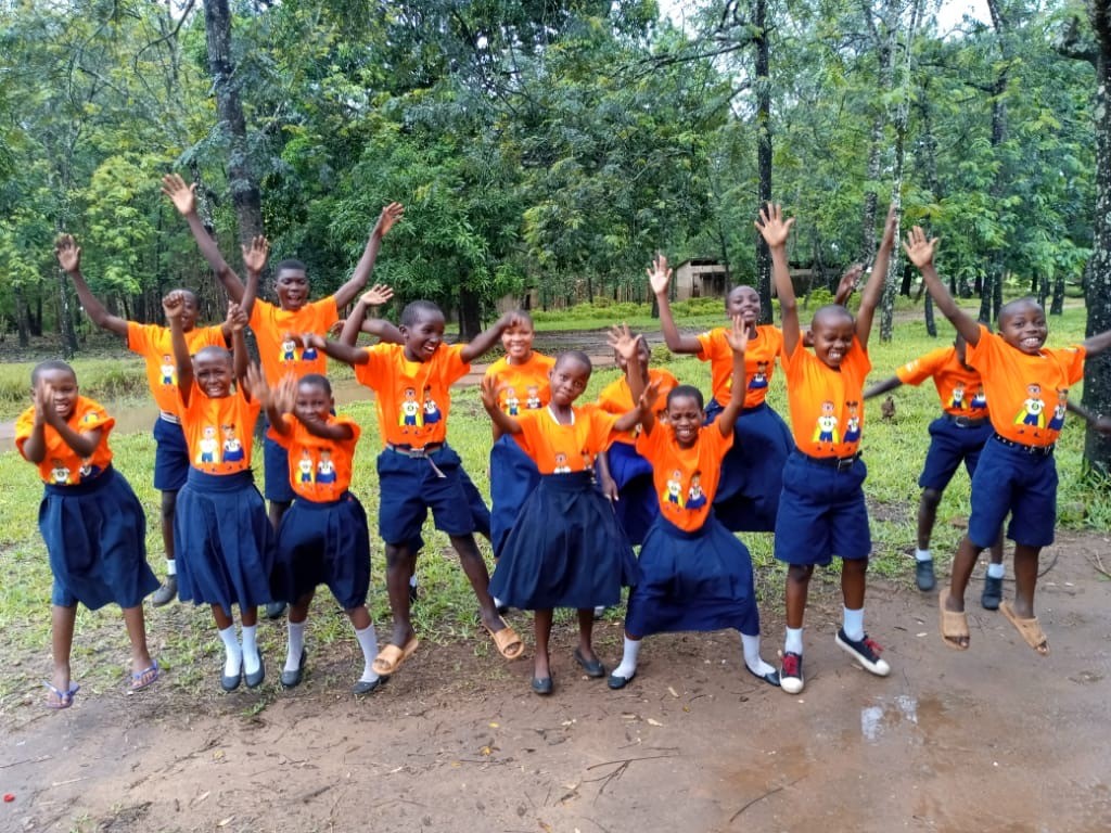 RaleighTanzania's tweet photo. Some Monday morning motivation from our Healthier Lives Happier Home SWASH hero's! 😎
#raleightanzania #healthierliveshappierhomes #volunteering #swash #youthenergychange #mondaymotivation https://t.co/ycRMLIZcgf