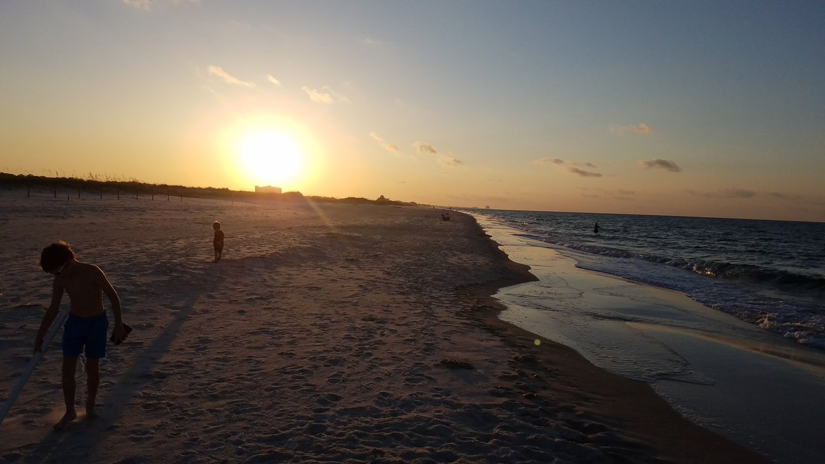 BreamBassBeyond's tweet photo. #sunrise #FtMorgan https://t.co/ZwU3DlRLm9