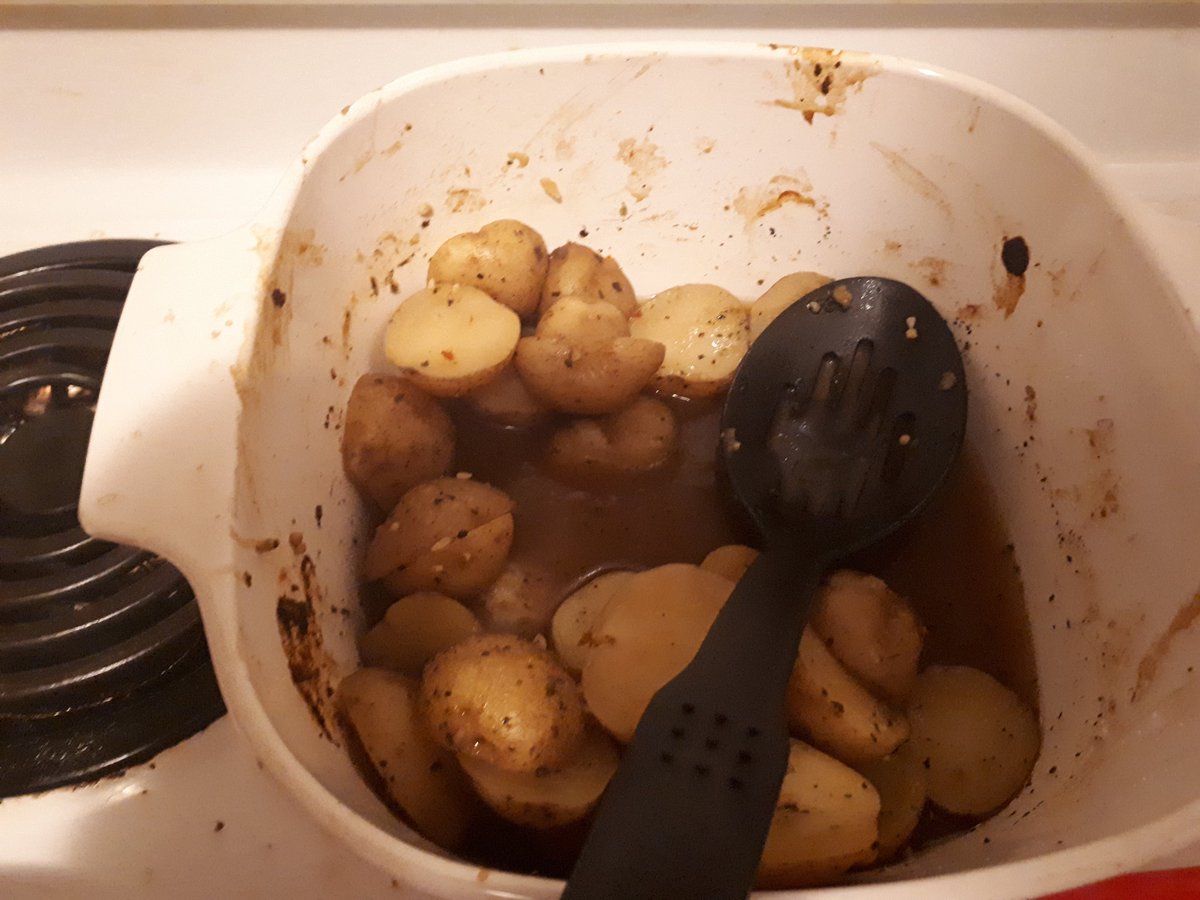HuskerFox's tweet photo. Tonight's dinner: Spicy Roast with spicy potatoes.
Num num num!
#Cooking
#Food
#Fursthatcook https://t.co/LAsAVzbLmM