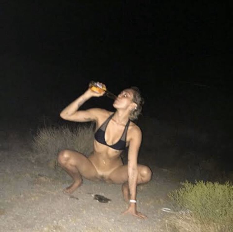 alxprint's tweet photo. #MileyCyrusIsOverParty how’s the best of both worlds going for u miley https://t.co/nGcPlqC9A9