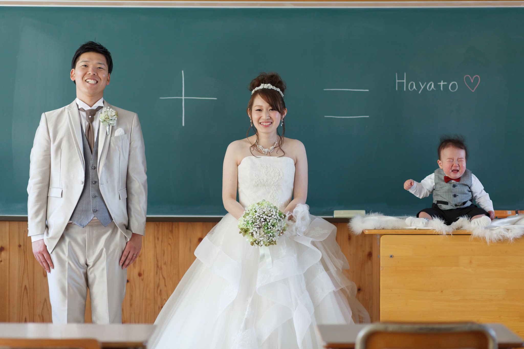 大分の結婚式場 パルスファイブ 同級生カップルは 中学の同級生のおふたりの前撮りは 出会った学校でした おふたりとお子様の計算式が可愛いショットに パルス5ではいつでもどこでも結婚式始めました おふたりの思い出の場所で結婚式しませんか