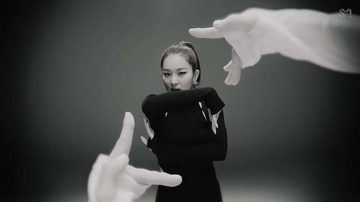 cocokiitie's tweet photo. Slowed down the playback rate to really look at the angles...JUST LOOK AT HOW PRECISE THEY ARE!!!!!!! Every single angle frames Seulgi between Irene's fingers and managed to bring focus to Seulgi herself without taking away from the experience as a whole #LetsGetNaughty @RVsmtown https://t.co/fE8osYDSCD