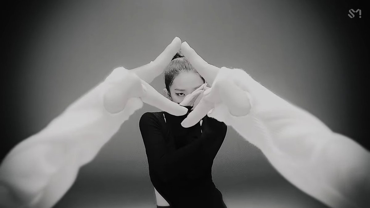 cocokiitie's tweet photo. Slowed down the playback rate to really look at the angles...JUST LOOK AT HOW PRECISE THEY ARE!!!!!!! Every single angle frames Seulgi between Irene's fingers and managed to bring focus to Seulgi herself without taking away from the experience as a whole #LetsGetNaughty @RVsmtown https://t.co/fE8osYDSCD