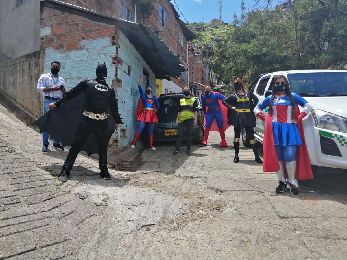 Fredy21021774's tweet photo. Gracias al trabajo en equipo ,de la estrategia recreandos nuestros barrios y corregimientos  del INDER medellín , pudimos llevar alegría a las comunas 8,9,80 con show de los super héroes y el recreo bingo ,con un mensaje  de autocuidado y esperanza. 
#RecreandosRecorreMedellin https://t.co/bhHKCWiLYV