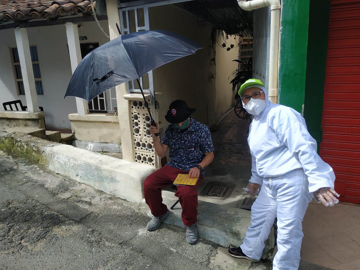 Fredy21021774's tweet photo. Gracias al trabajo en equipo ,de la estrategia recreandos nuestros barrios y corregimientos  del INDER medellín , pudimos llevar alegría a las comunas 8,9,80 con show de los super héroes y el recreo bingo ,con un mensaje  de autocuidado y esperanza. 
#RecreandosRecorreMedellin https://t.co/bhHKCWiLYV
