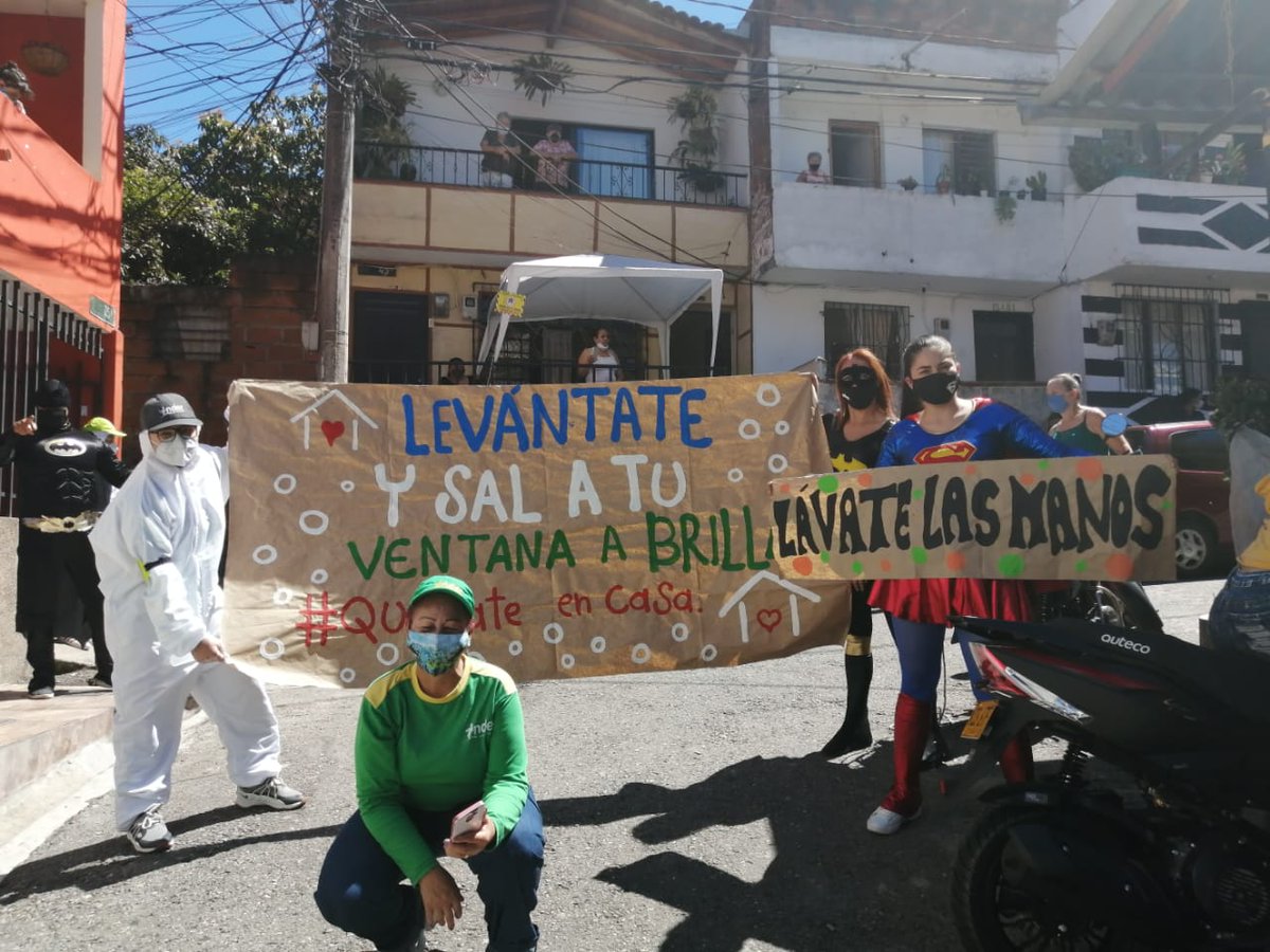Fredy21021774's tweet photo. Gracias al trabajo en equipo ,de la estrategia recreandos nuestros barrios y corregimientos  del INDER medellín , pudimos llevar alegría a las comunas 8,9,80 con show de los super héroes y el recreo bingo ,con un mensaje  de autocuidado y esperanza. 
#RecreandosRecorreMedellin https://t.co/bhHKCWiLYV