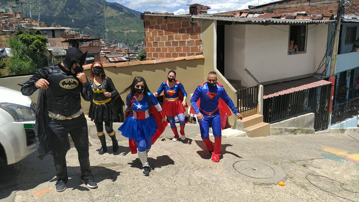 Fredy21021774's tweet photo. Gracias al trabajo en equipo ,de la estrategia recreandos nuestros barrios y corregimientos  del INDER medellín , pudimos llevar alegría a las comunas 8,9,80 con show de los super héroes y el recreo bingo ,con un mensaje  de autocuidado y esperanza. 
#RecreandosRecorreMedellin https://t.co/bhHKCWiLYV