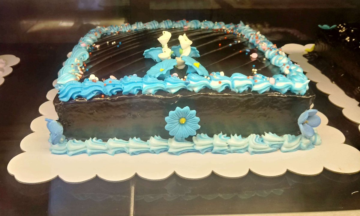 matsumotobakery's tweet photo. More delicious cakes with pleasing designs are placed inside the chiller. Come around and bring some boxes of happiness today and every day. #gustomoto ๐๐ฐ๐ง๐ฅง๐ฅฎ๐ฅฐ๐ https://t.co/4cZYcVCXUp