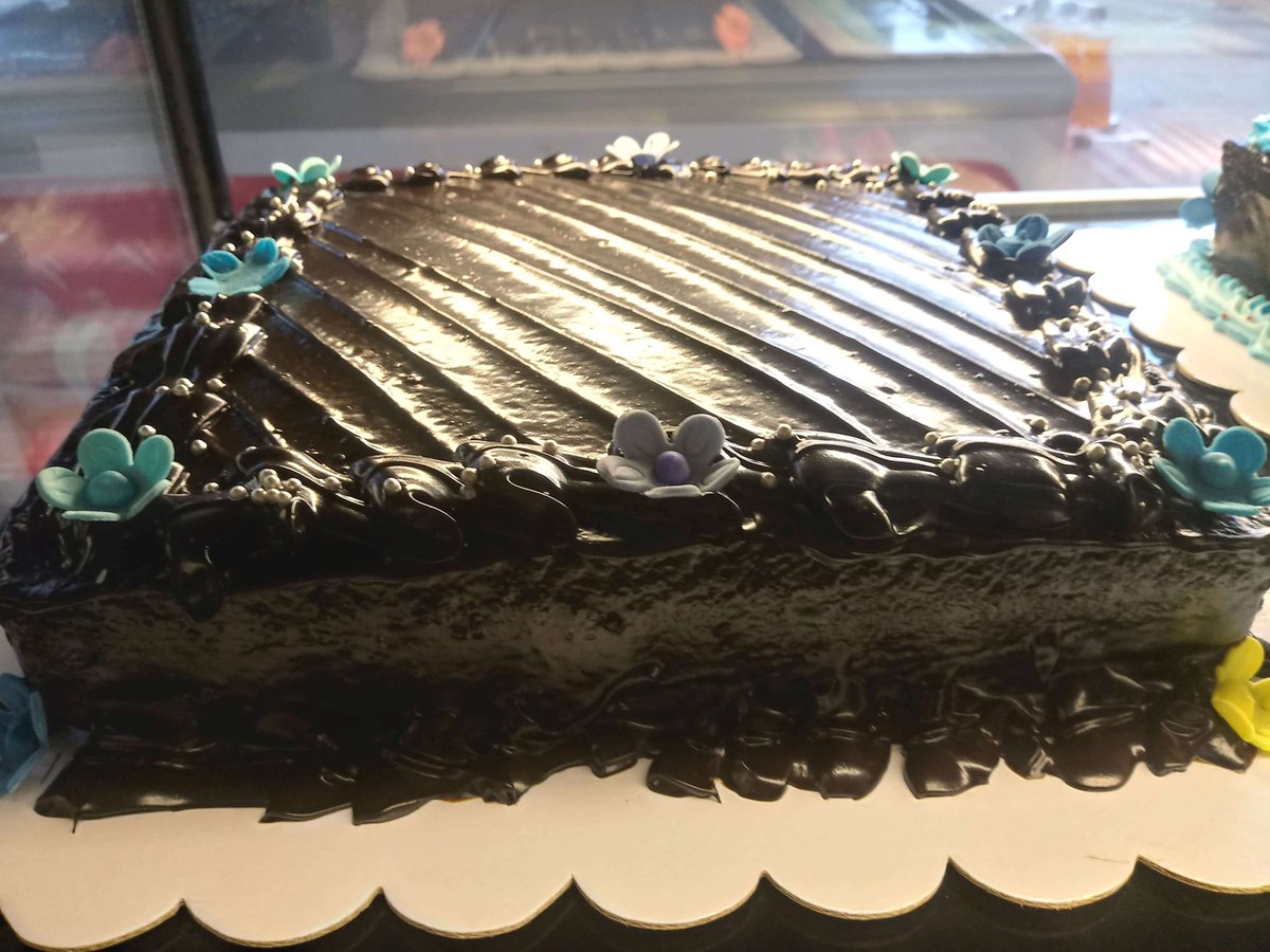 matsumotobakery's tweet photo. More delicious cakes with pleasing designs are placed inside the chiller. Come around and bring some boxes of happiness today and every day. #gustomoto ๐๐ฐ๐ง๐ฅง๐ฅฎ๐ฅฐ๐ https://t.co/4cZYcVCXUp