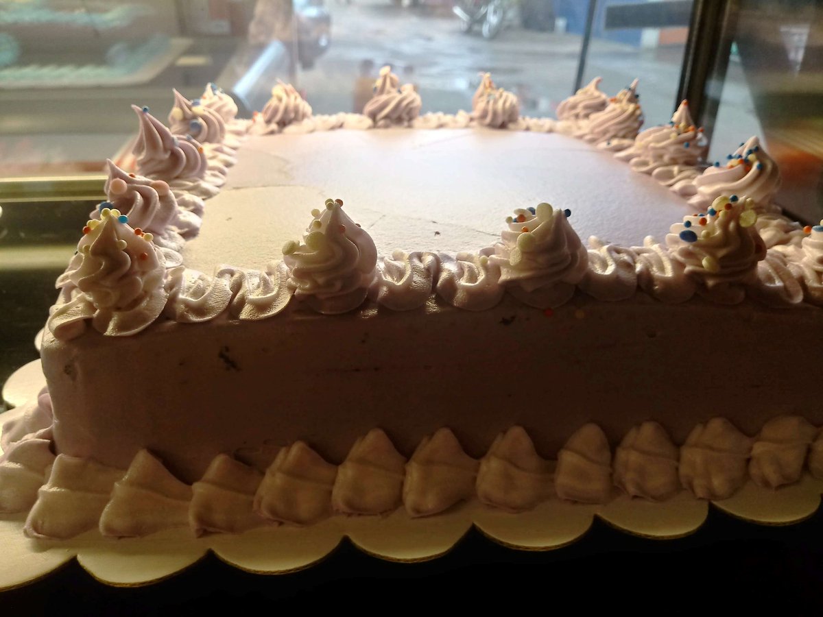 matsumotobakery's tweet photo. More delicious cakes with pleasing designs are placed inside the chiller. Come around and bring some boxes of happiness today and every day. #gustomoto ๐๐ฐ๐ง๐ฅง๐ฅฎ๐ฅฐ๐ https://t.co/4cZYcVCXUp