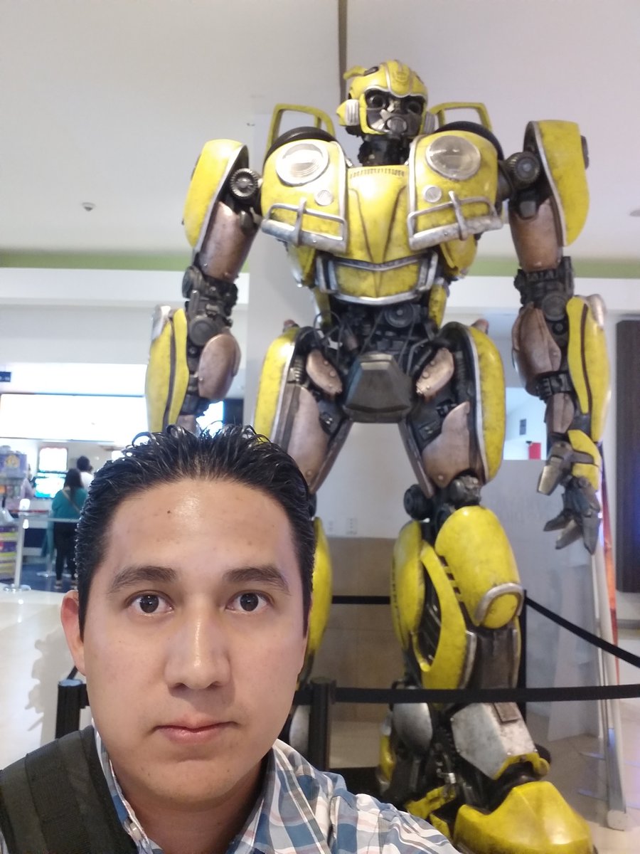 charlyadca's tweet photo. #MeTransformo cuando llega Optimus y Bee al cine y a @MiCanal5 https://t.co/xJbCem3Q4c